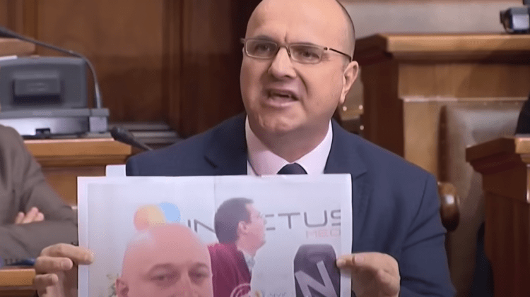 Deputeti opozitar në Serbi: Novi Sadin tash e “kontrollojnë” Andrej Vuçiq dhe grupi kriminal i Zvonko Veselinoviqit
