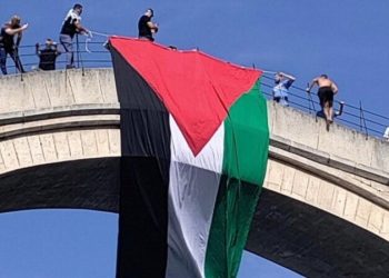 Në urën historike të “Mostarit” valëvitet flamuri i Palestinës