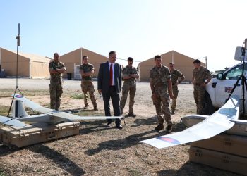 Abbott viziton ushtarët britanikë në “Bondsteel”: Po kontribuojmë fuqishëm në një kohë të vështirë për Kosovën