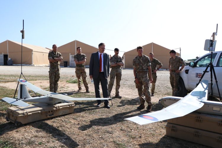 Abbott viziton ushtarët britanikë në “Bondsteel”: Po kontribuojmë fuqishëm në një kohë të vështirë për Kosovën