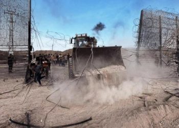 Palestinezët me buldozerë prishin gardhin në kufirin e Gazës