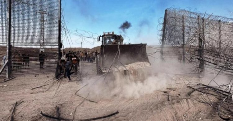 Palestinezët me buldozerë prishin gardhin në kufirin e Gazës