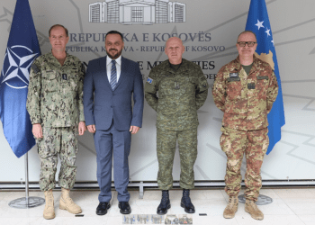 Ministri Maqedonci takoi komandantin e NATO-s, Stuart B. Munsch