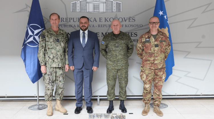 Ministri Maqedonci takoi komandantin e NATO-s, Stuart B. Munsch