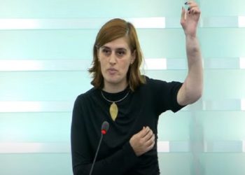 Bogujevci në Parlamentin e KiE-së tregon shenjat në duar të shkaktuara nga plumbat e ushtrisë serbe