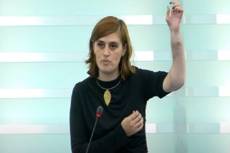 Bogujevci në Parlamentin e KiE-së tregon shenjat në duar të shkaktuara nga plumbat e ushtrisë serbe