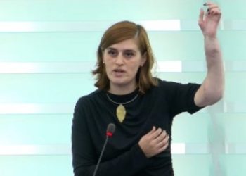 “25 vjet më parë si 13-vjeçare i kam mbijetuar një masakre të ushtrisë serbe” – video e plotë, ku Bogujevci në KiE tregon shenjat e mbetura në duar