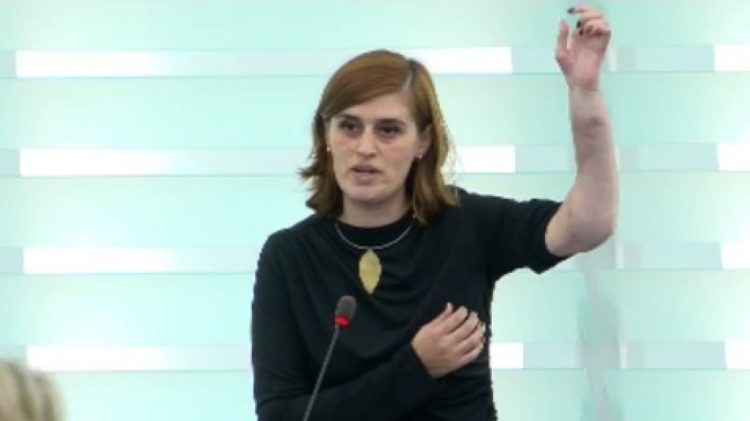 “25 vjet më parë si 13-vjeçare i kam mbijetuar një masakre të ushtrisë serbe” – video e plotë, ku Bogujevci në KiE tregon shenjat e mbetura në duar