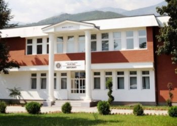 Përplasje fizike në Universitetin “Haxhi Zeka” në Pejë, mes rektorit dhe sekretares!