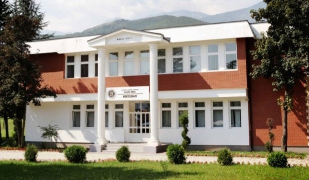 Përplasje fizike në Universitetin “Haxhi Zeka” në Pejë, mes rektorit dhe sekretares!