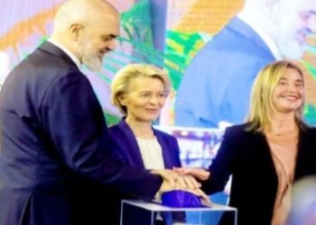 Rama dhe Von Der Leyen, pjesëmarrës në ceremoninë e hapjes së një dege të re të kolegjit Europian në Tiranë