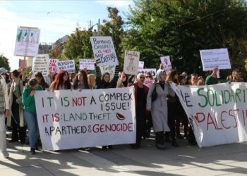 Gra dhe vajza në Prishtinë marshojnë në solidaritet me Palestinën