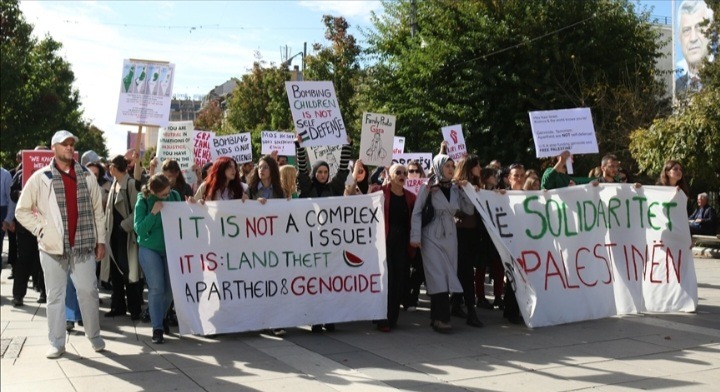 Gra dhe vajza në Prishtinë marshojnë në solidaritet me Palestinën