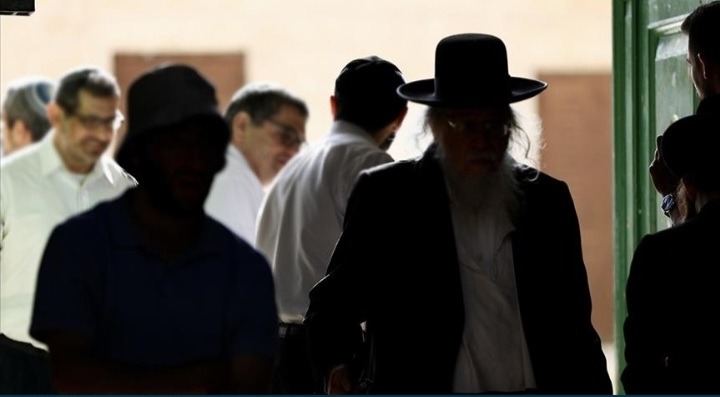 Hebrenjtë fanatikë në Izrael bastisin konviktin e studentëve palestinezë me thirrjen “Vdekje arabëve”