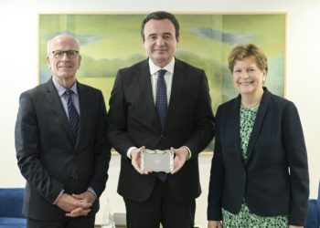 Kurti mirëpriti në zyrën e tij senatorët amerikanë Shaheen dhe Welch