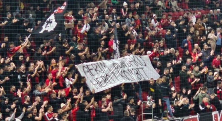 “Afrim Bunjaku hero i kombit” banderola në mbështetje të Kosovës në ndeshjen Shqipëri-Bullgari