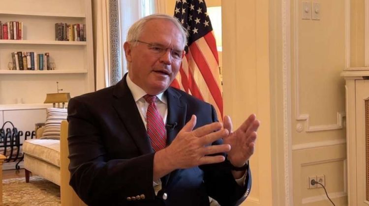 Ambasadori amerikan në Beograd: Serbia dhe Kosova duhet të arrijnë një zgjidhje politike