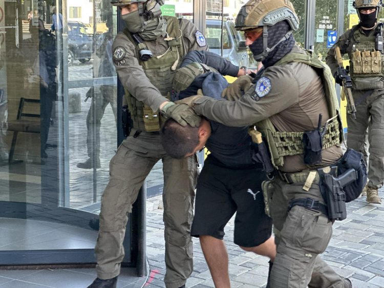 Edhe dy muaj paraburgim për të dyshuarit e sulmit terrorist në Banjskë