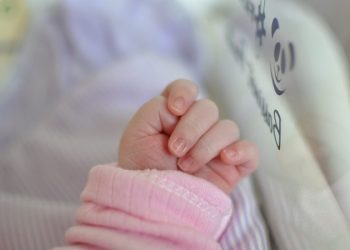 2 mijë e 273 fëmijë linden në gusht, ja sa femra dhe sa meshkuj