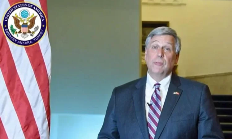 Ish-ambasadori i ShBA-së kritikon Perëndimin që s’e tërhoqi Serbinë nga Rusia