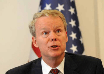 Ish-ambasadori Delawie: BE të ndalojë së përkëdheluri Vuçiqin