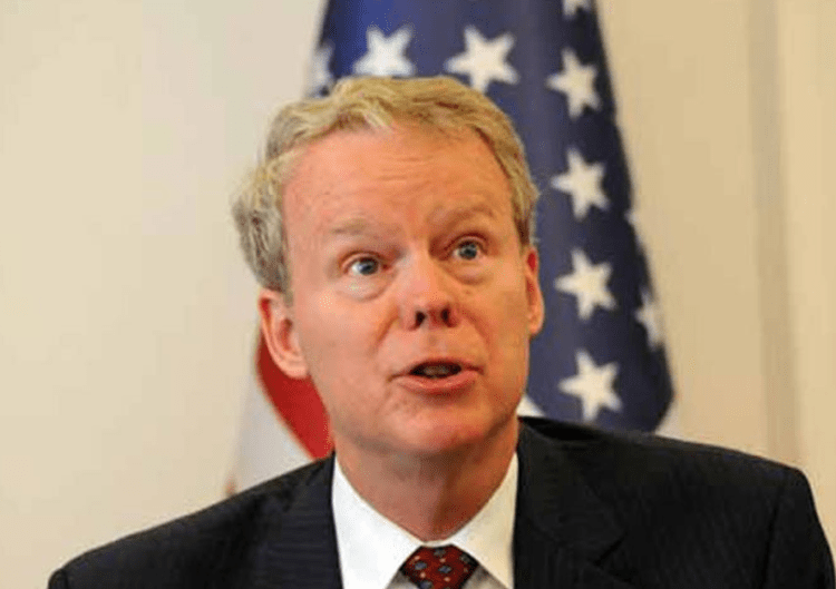 Ish-ambasadori Delawie: BE të ndalojë së përkëdheluri Vuçiqin