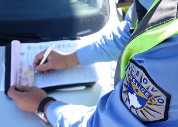 Tejkaloi në vijë të plotë, 150 euro gjobë, 2 pikë negative e 3 muaj heqje e patentë-shoferit për vozitësen në Shtime