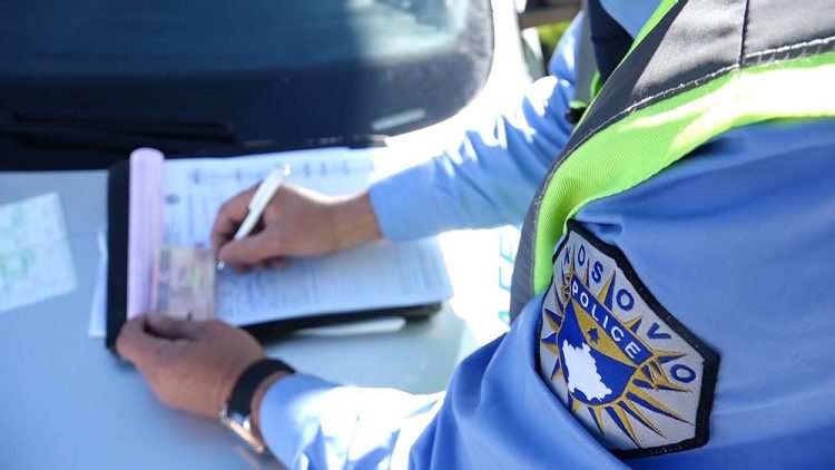 Tejkaloi në vijë të plotë, 150 euro gjobë, 2 pikë negative e 3 muaj heqje e patentë-shoferit për vozitësen në Shtime