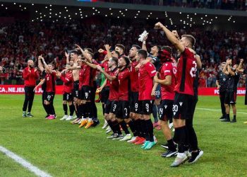 Lojtarët e Shqipërisë dalin në fushë, kështu priten nga “kuqezinjtë” në stadium