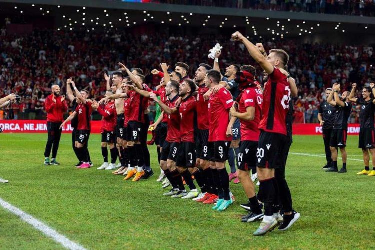 Lojtarët e Shqipërisë dalin në fushë, kështu priten nga “kuqezinjtë” në stadium