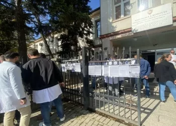 Protestojnë sërish specializantët, paralajmërojnë radikalizim të masave