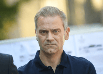 Politikani serb i kërkon BE-së të mos bëjë marrëveshje me “bixhozxhiun e dehur” Vuçiq