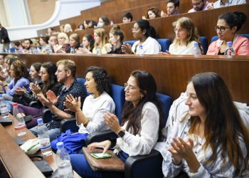 MASHTI ndan 3 milionë euro bursa për studentët e universiteteve publike