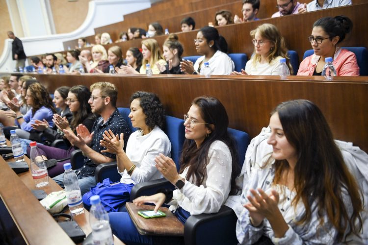 MASHTI ndan 3 milionë euro bursa për studentët e universiteteve publike