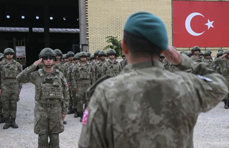 Më 10 Tetor, Turqia merr komandën e KFOR-it