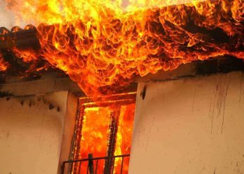 Vdes një person në Gjakovë pasi shtëpia përfshihet nga zjarri