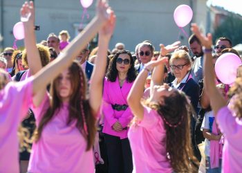 Osmani: Tetori rozë, muaj që shërben për ngritjen e vetëdijes për rreziqet e kancerit të gjirit