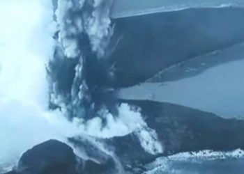 Filmohet momenti i shpërthimit të një vullkani në Japoni
