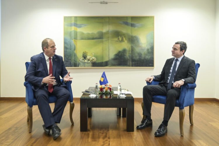 Kurti priti në takim ish-deputetin e Kuvendit të Malit të Zi, e njoftoi për situatën politike dhe ekonomike në vend