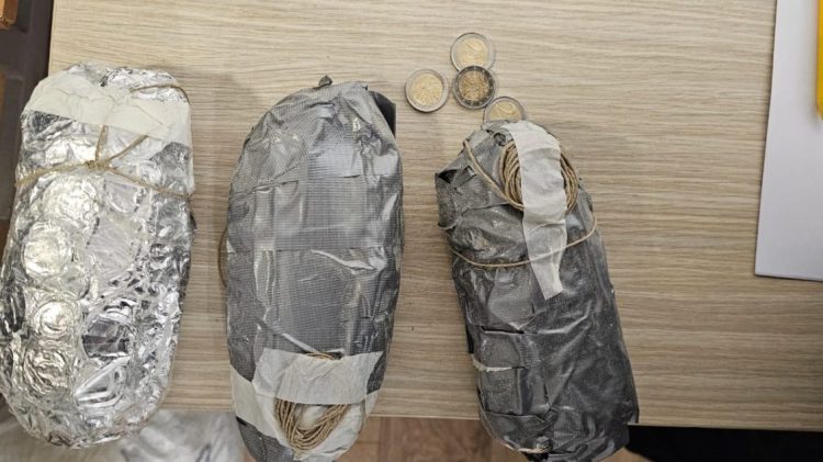 Identifikohet grupi që fuste në qarkullim 2 euro false, arrestohen në flagrancë 6 të dyshuarit me 85 mijë euro