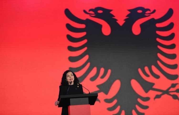 Presidentja Osmani: Flamuri ynë kombëtar simbol që nga viti 1443, 1912 dhe 1999