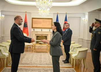Osmani pranon letrat kredenciale të ambasadorit të ri të Shqipërisë, Petrit Malaj