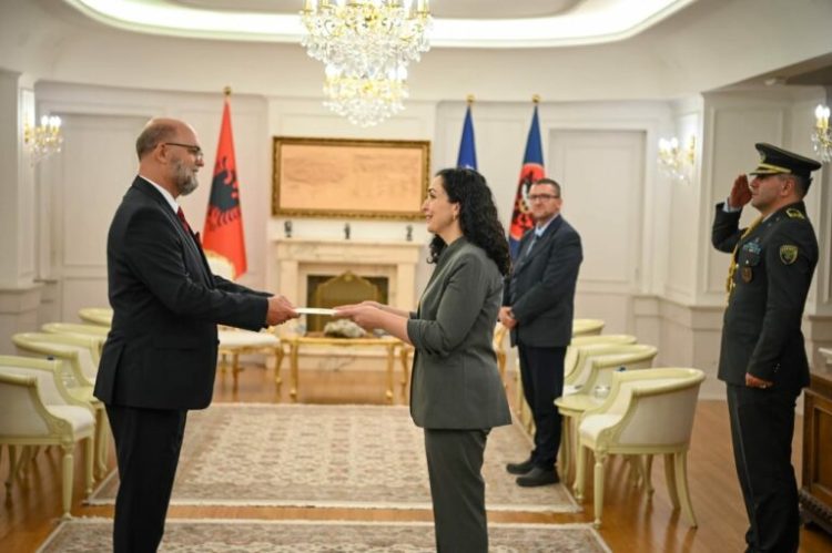 Osmani pranon letrat kredenciale të ambasadorit të ri të Shqipërisë, Petrit Malaj
