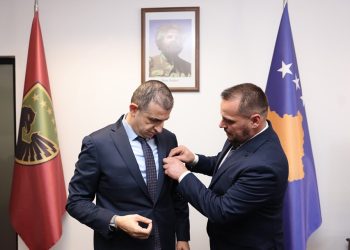 Maqedonci e nderon me medalje pronarin e kompanisë së dronëve “Bayraktar”
