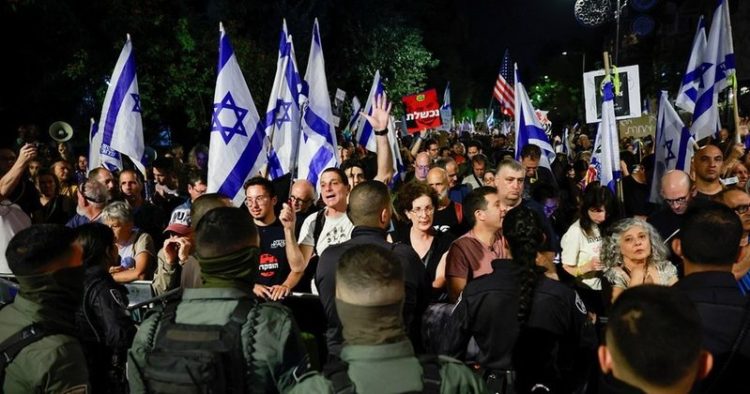 Lufta sjell zemërim tek izraelitët, qindra qytetarë në protestë