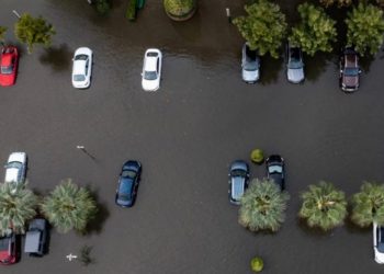 Rritja e nivelit të detit, thyhen barrierat bregdetare – përmbytje në Izmir e në Stamboll erërat dëmtojnë çatitë e shtëpive