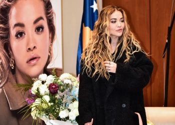 Rita Ora së bashku me familjen në Kosovë – pamje nga befasia që iu bë për ditëlindje