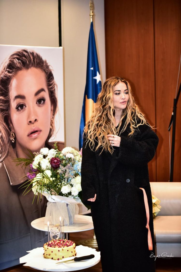 Rita Ora së bashku me familjen në Kosovë – pamje nga befasia që iu bë për ditëlindje