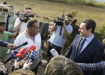 Kurti në Pejë, viziton familjet e komuniteteve që u ndihmuan nga qeveria