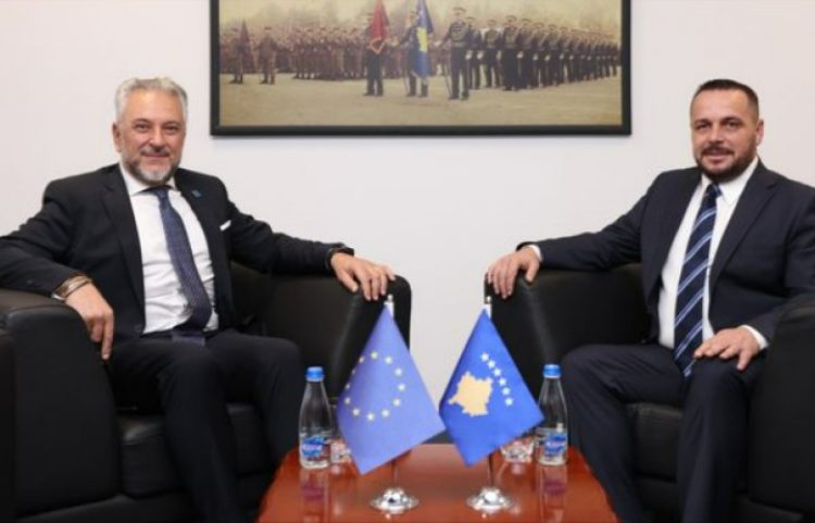 Ministri Maqedonci e shefi i EULEX-it biseduan për sigurinë